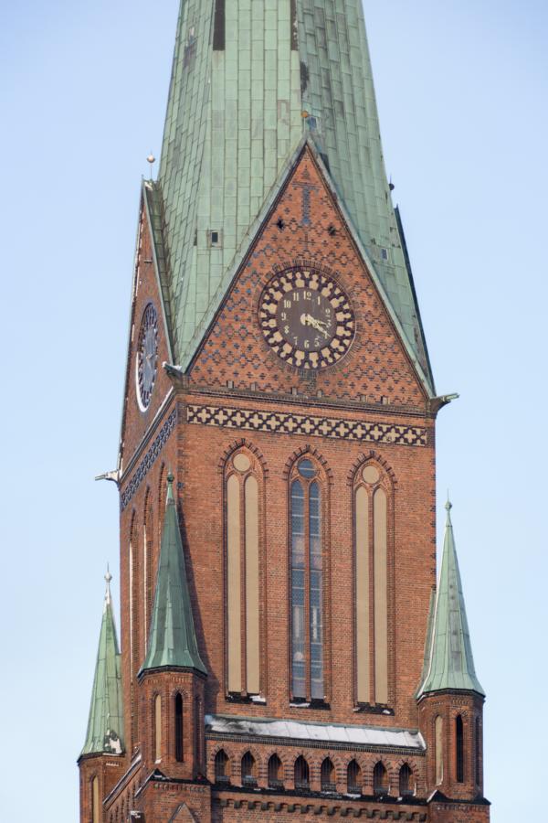 Nahaufnahme Schweriner Domturm im Winter