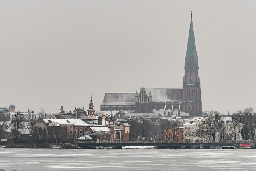 Schweriner Domturm im Winter von Weitem im Schweriner Stadtbild