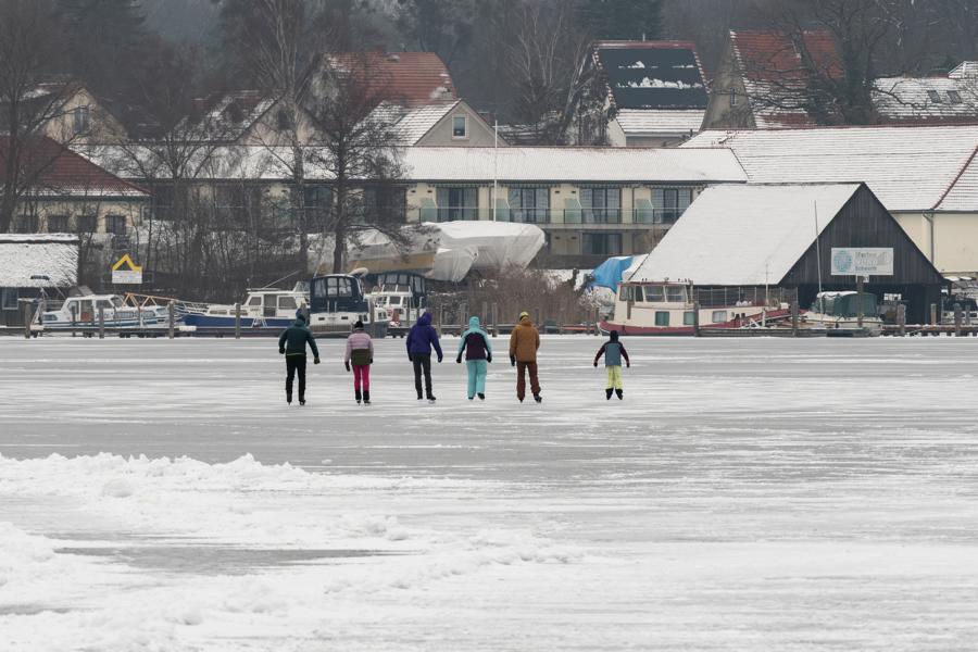 Schlittschuhfahrende Kinder auf dem Heidensee Schwerin im Winter