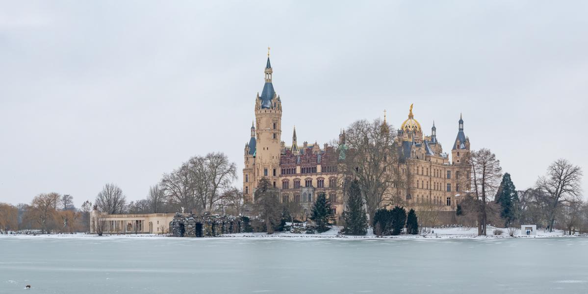 Schweriner Schloss im Winter mit zugefrorenen See